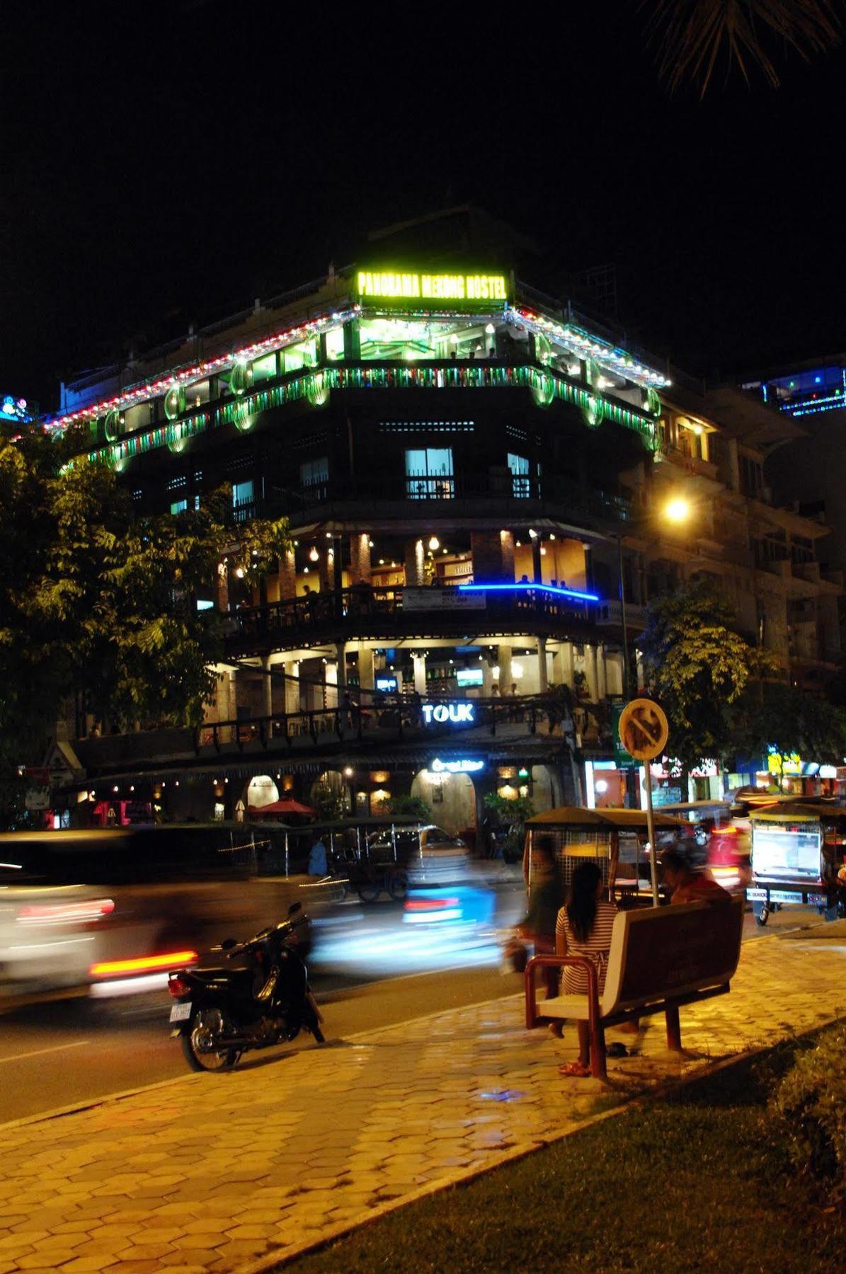 Panorama Mekong Hostel Phnom Penh Esterno foto